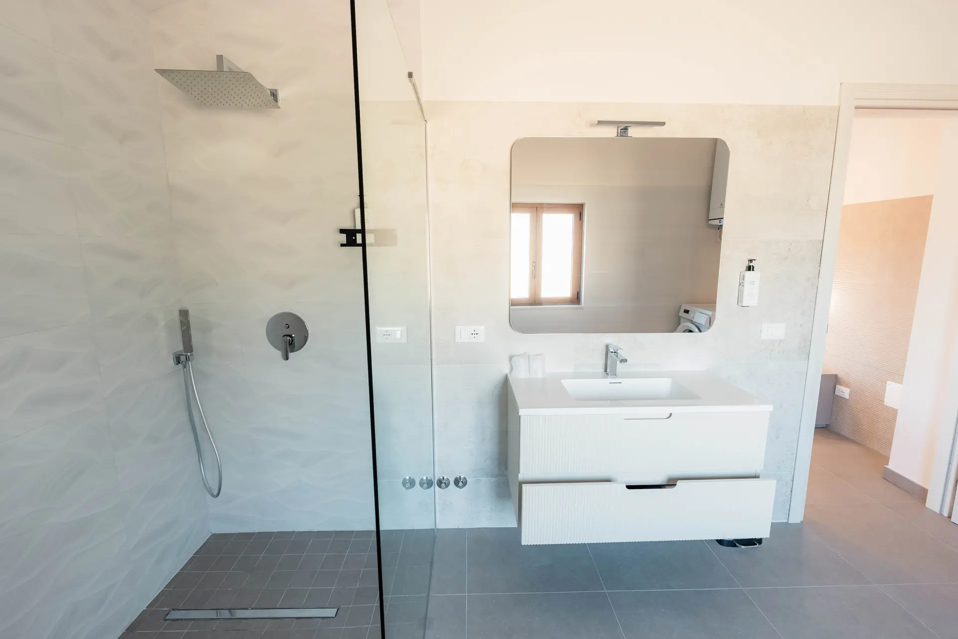 Doccia walk-in con soffione a pioggia, Dependance Majella
