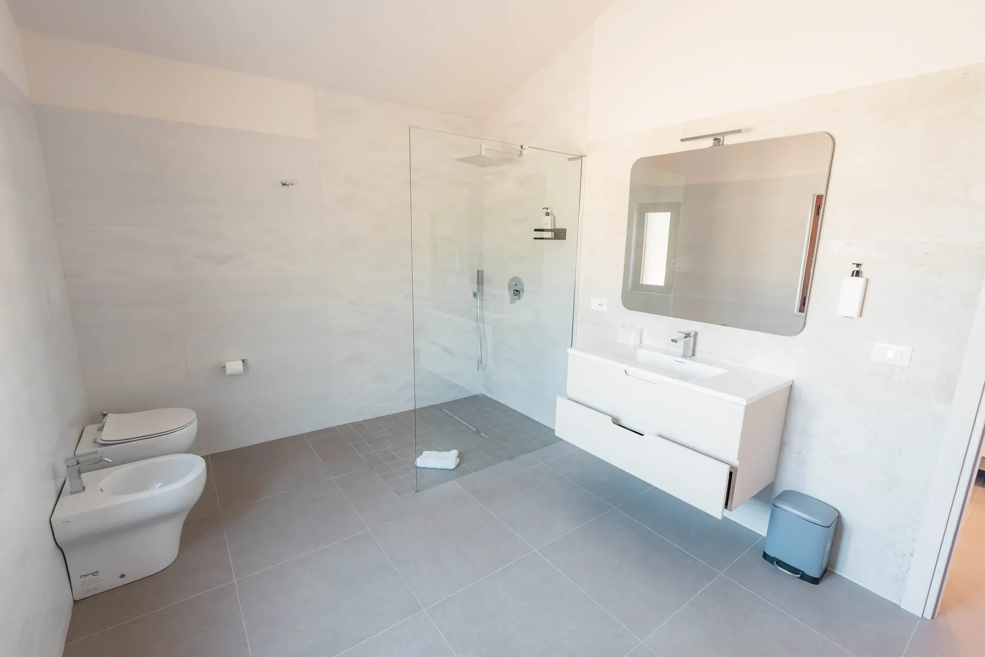 Bagno privato con doccia walk-in e mobile lavabo, Dependance Majella