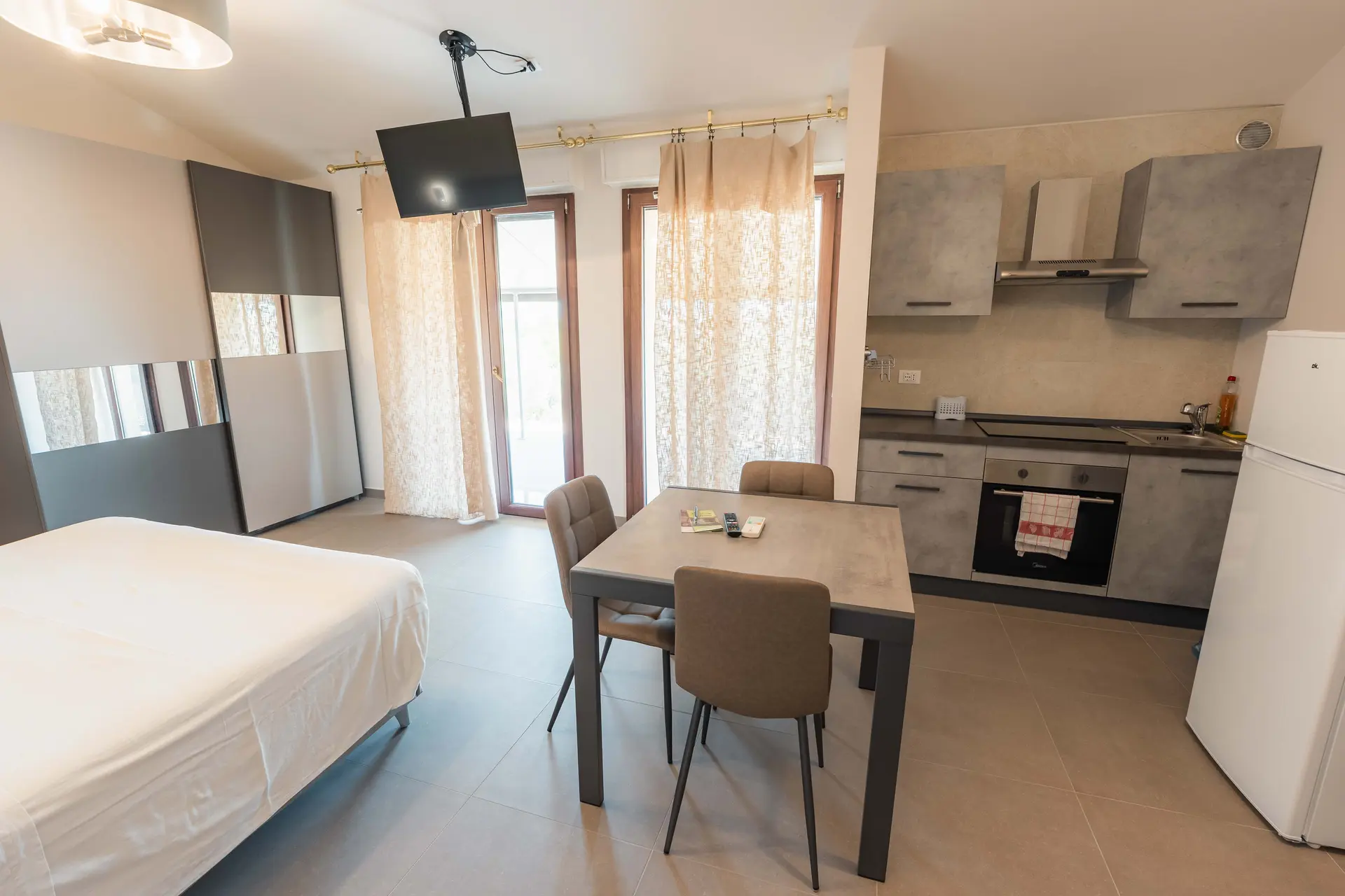 Zona giorno con tavolo da pranzo e angolo cottura, Dependance Majella