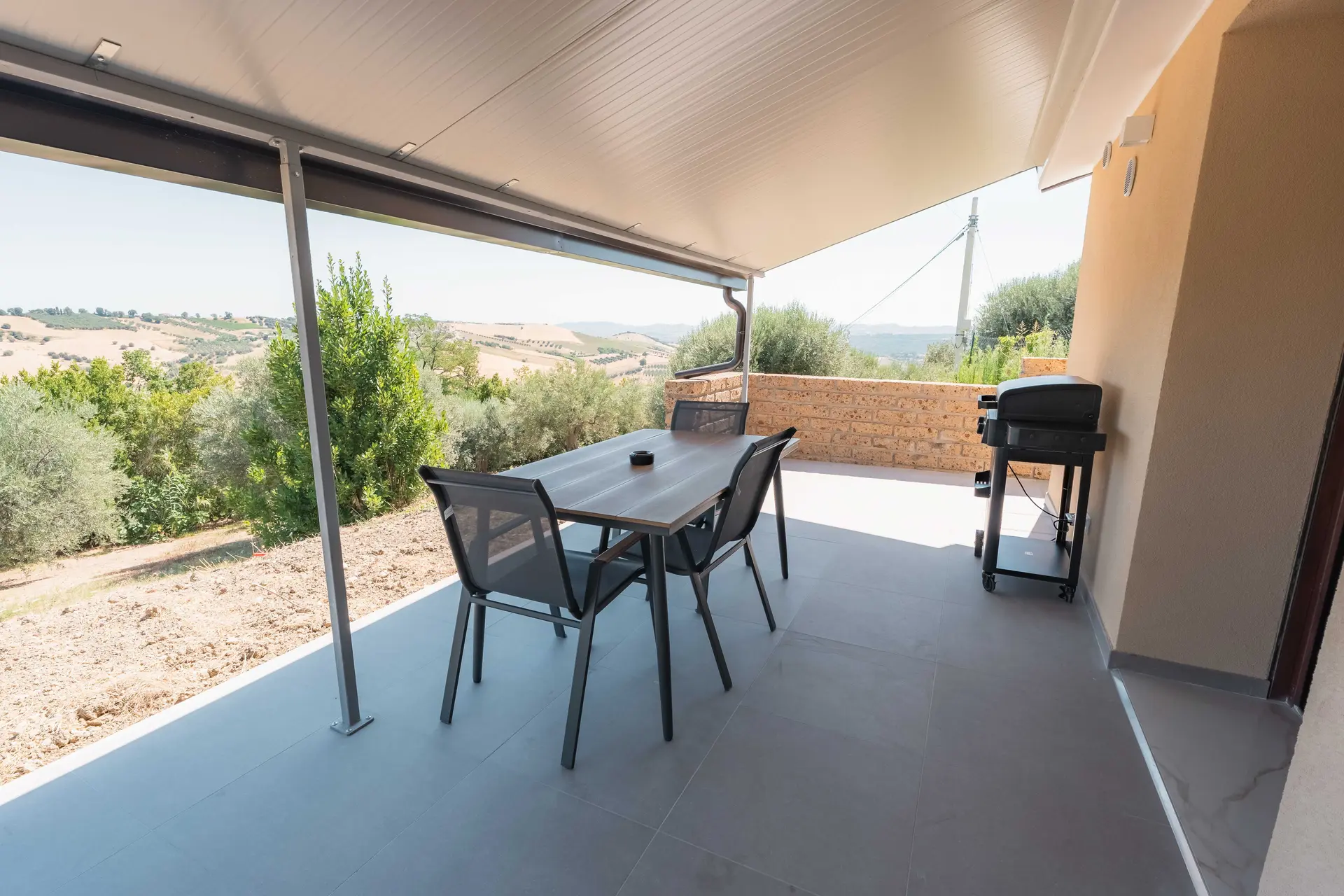 Terrazza coperta con tavolo e vista sulle colline abruzzesi, Dependance Majella
